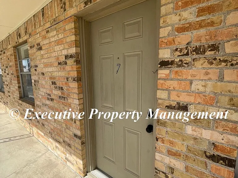 105 E Avenue B — Photo 1