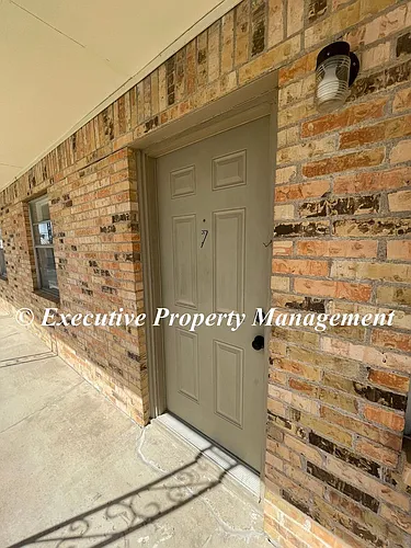 105 E Avenue B Photo 1