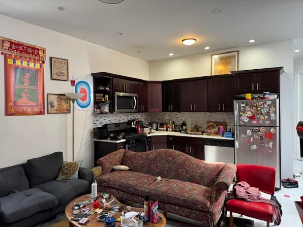 186 Howard Avenue image 4 of 20