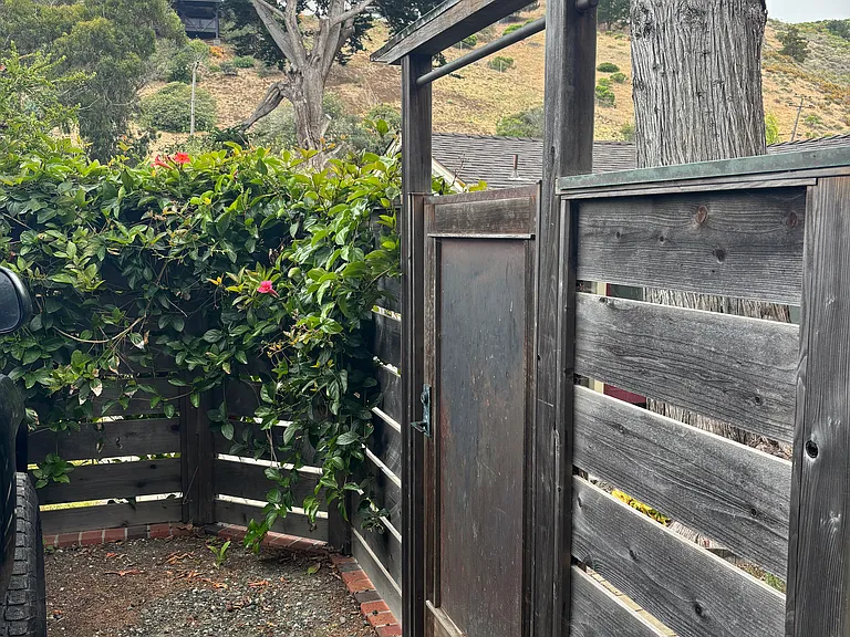 529 Hacienda Dr — Photo 2