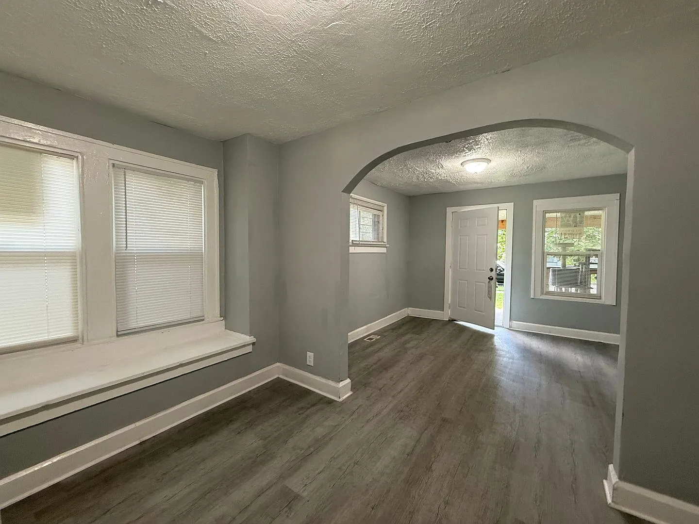 Cute & Updated 1 Bedroom Duplex — Photo 3