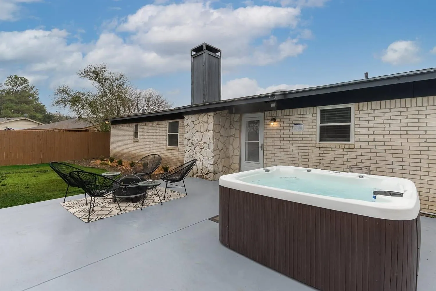 4 bed, 1342 sqft, $3,990 — Photo 2