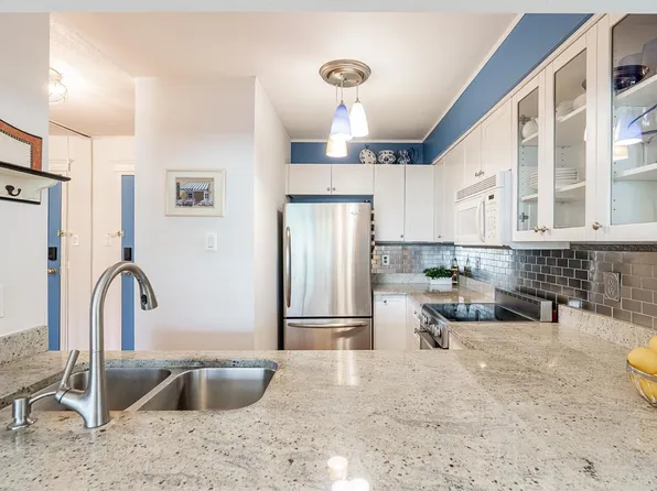 15272 19th Ave #210, Surrey, BC V4A 1X6