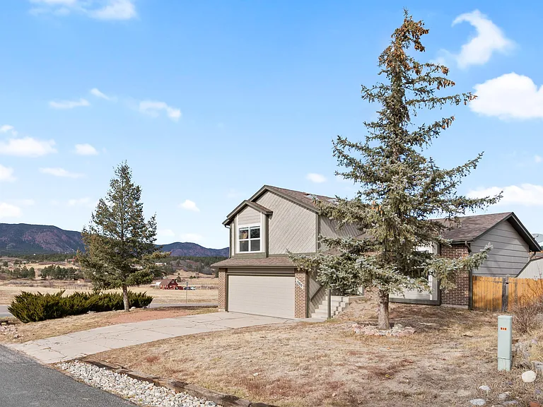500 Trumbull Ln — Photo 3
