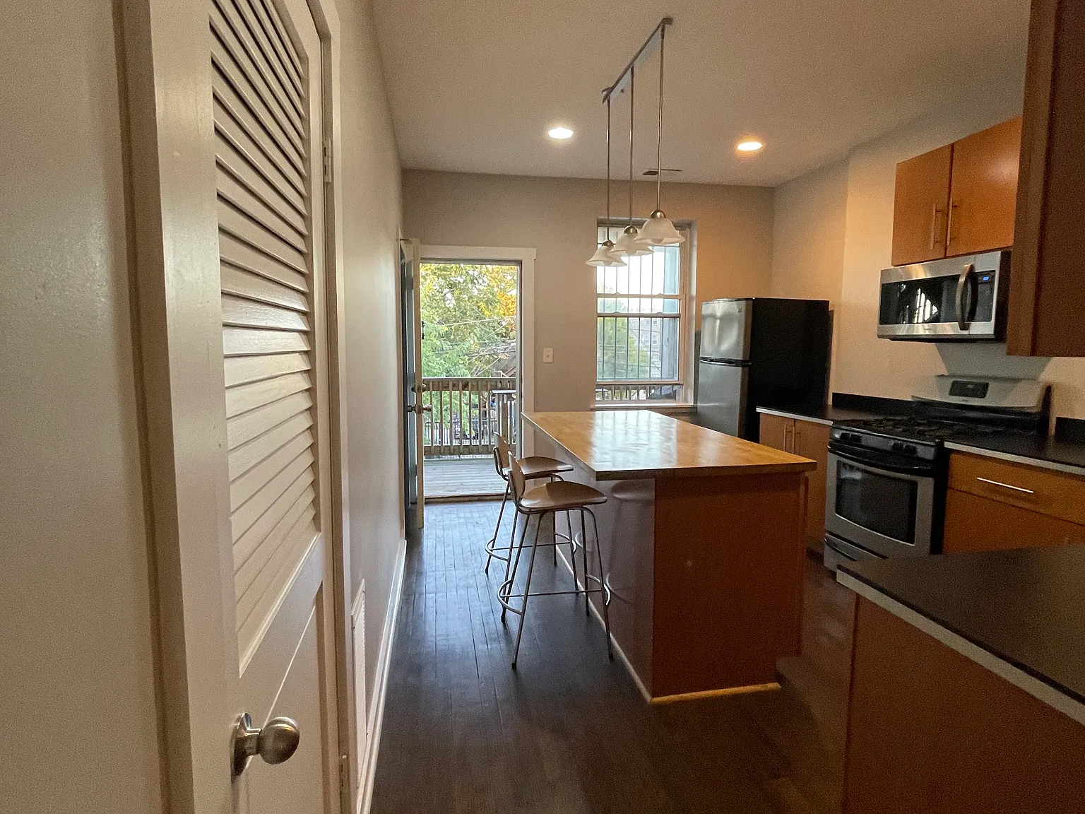 2 bed, 1100 sqft, $1,995 — Photo 3
