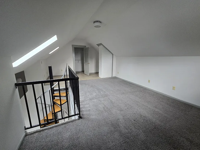 1309 E 10th St #2 — Photo 8