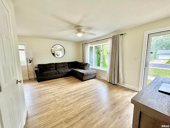 3rd image of 2707 N Victoria Ave