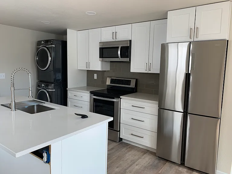 383 Jasper Dr #B — Photo 2