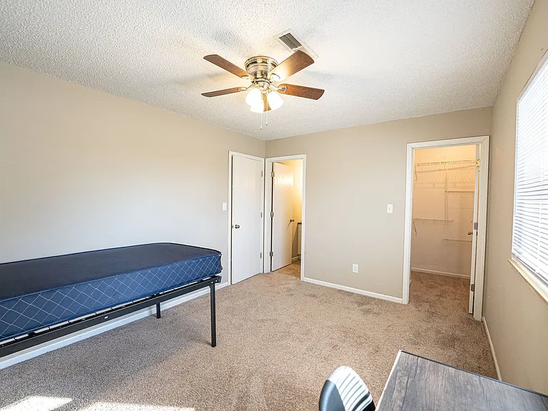 440 E Madison St — Photo 32
