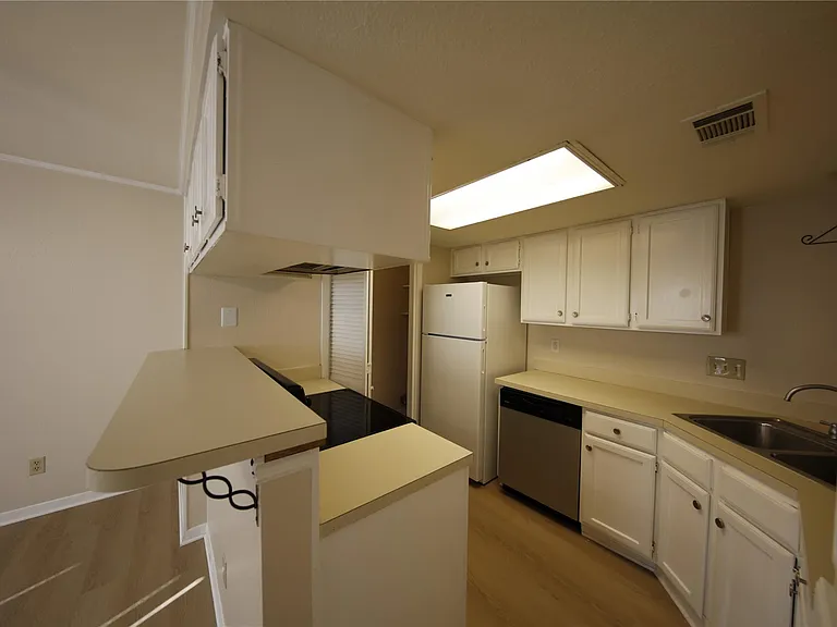 1510 W North Loop Blvd #412 — Photo 8