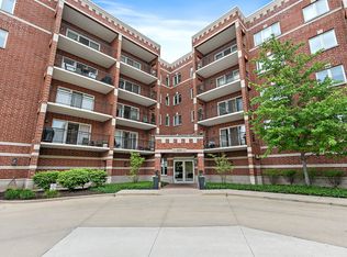 455 W Front St APT 201, Wheaton, IL 60187