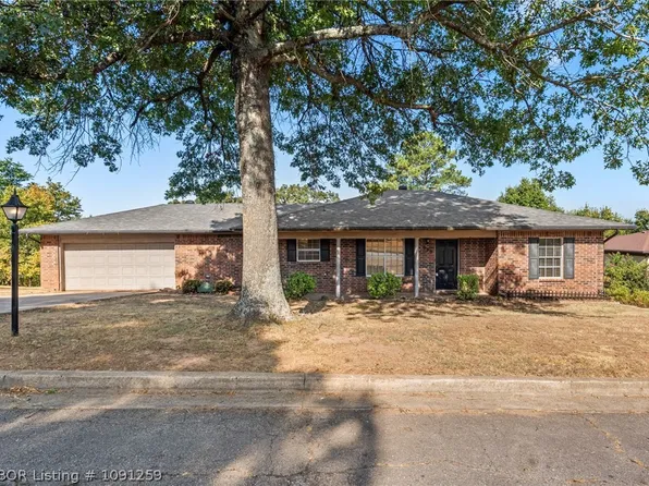 909 N 8th St, Van Buren, AR 72956