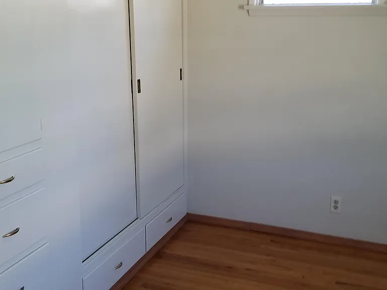 Bedroom w/built in drawers, closet