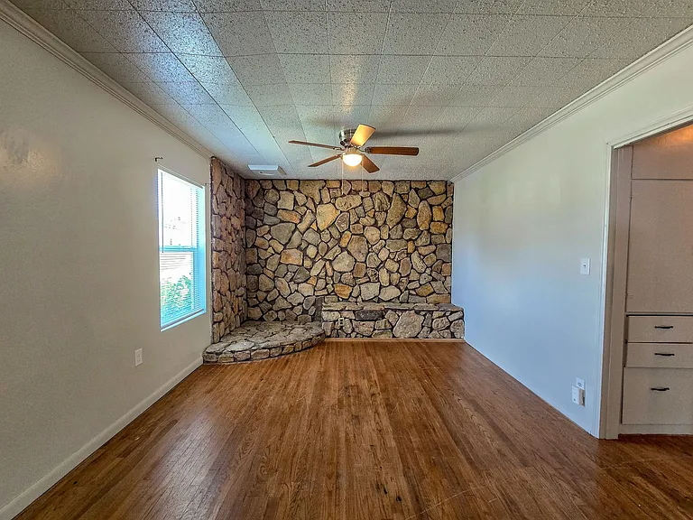 635 W Franklin St — Photo 3