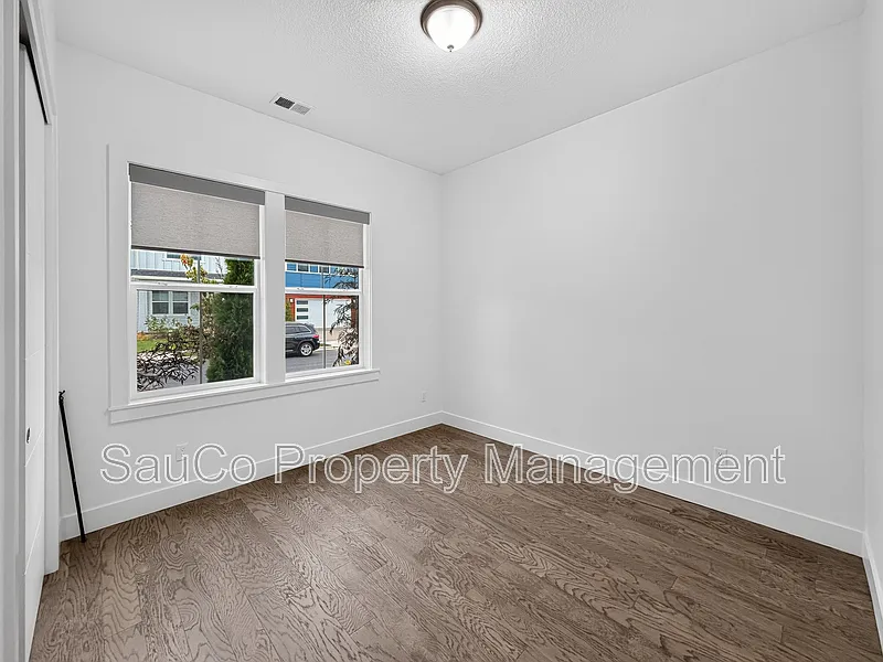 6 bed, 5.0 bath, 4400 sqft, $4,500 — Photo 2