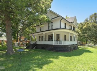 511 E McKinley St, Hinckley, IL 60520