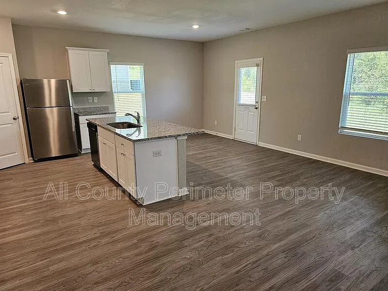 303 Augusta Woods Dr — Photo 3