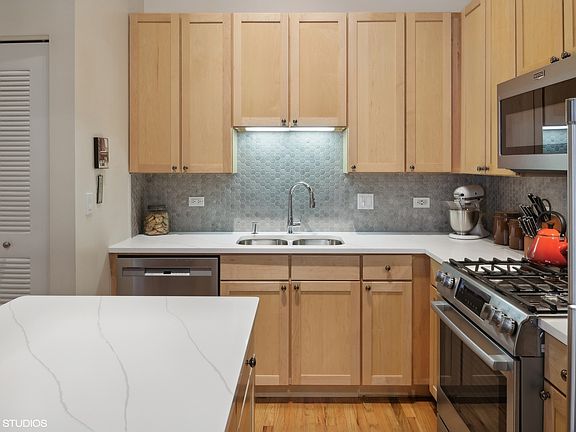 5th image of 758 N Larrabee St APT 226