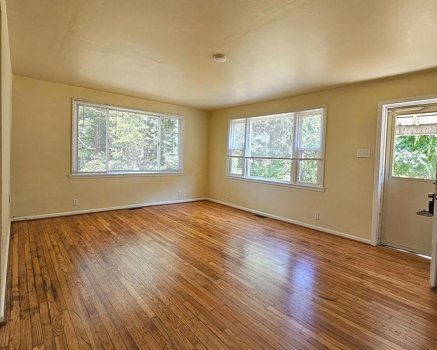 2 bed, 1.0 bath, 832 sqft, $2,300 — Photo 2