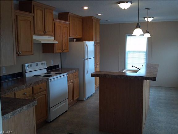 3rd image of 195 Circle Dr