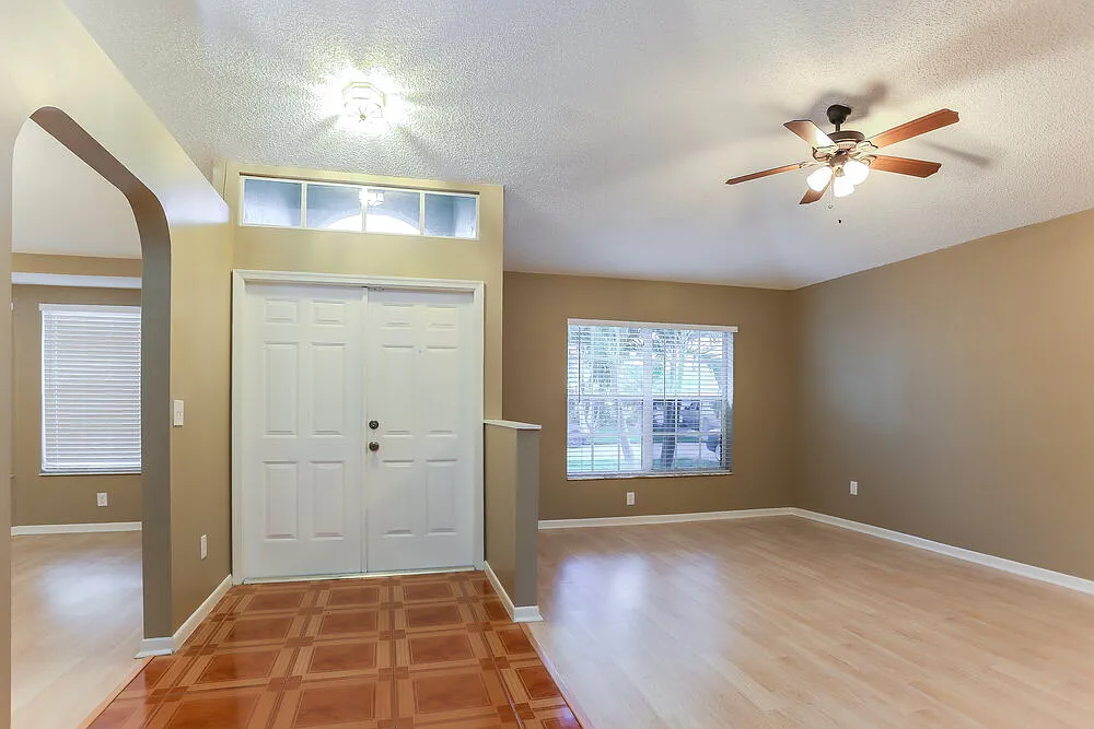 3 bed, 2.0 bath, 2170 sqft, $4,165 — Photo 2