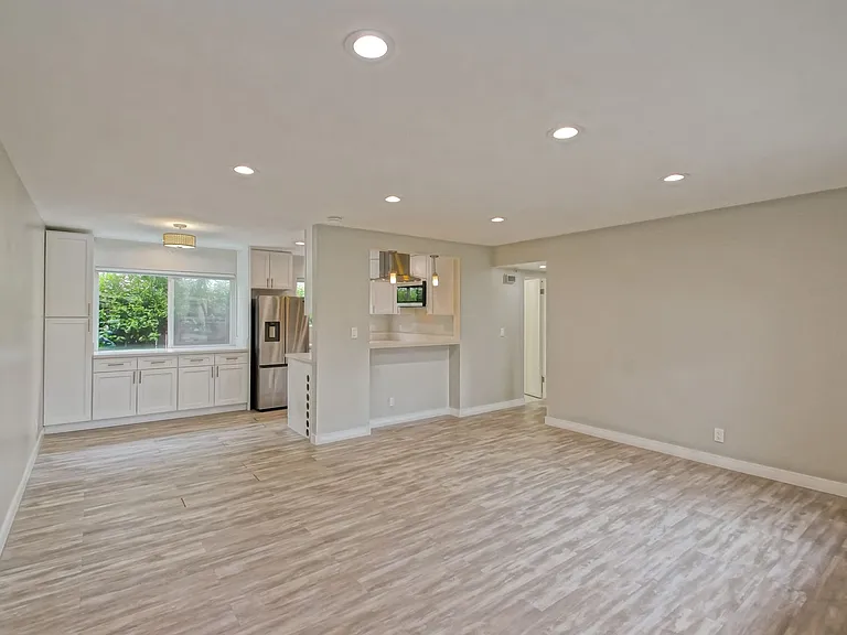 1923 Vanderbilt Ln — Photo 11
