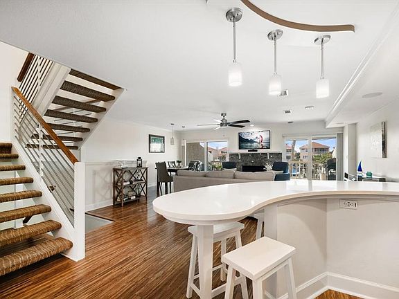 3rd image of 119 MARINA DEL REY COURT