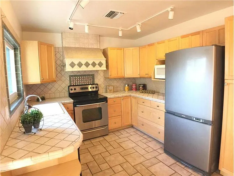 906 W Malibu Dr — Photo 3