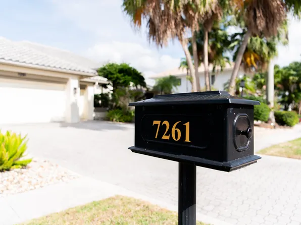 7261 Valencia Dr, Boca Raton, FL 33433