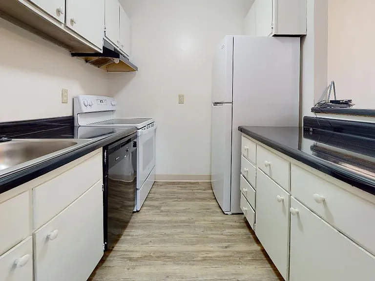 University Park Apartments near Cornell University — Photo 93