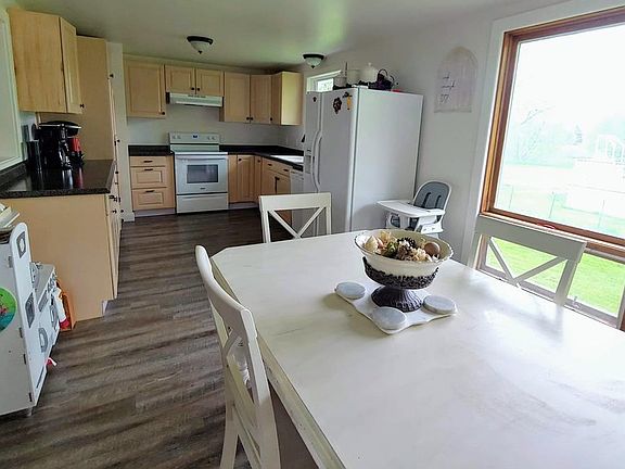 4th image of 132 Franklin St