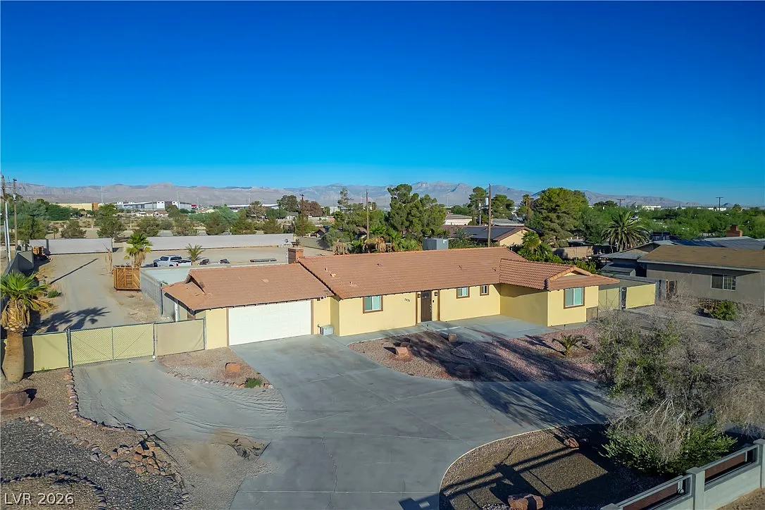 4 bed, 2.5 bath, 1976 sqft, $3,500 — Photo 3