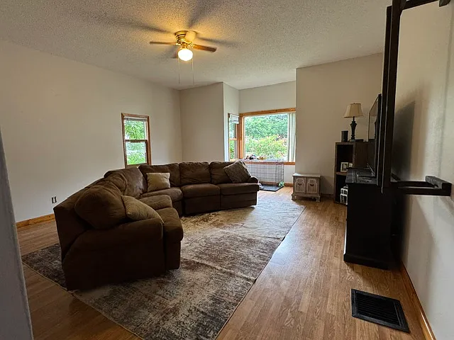 611 N Cascade St — Photo 3