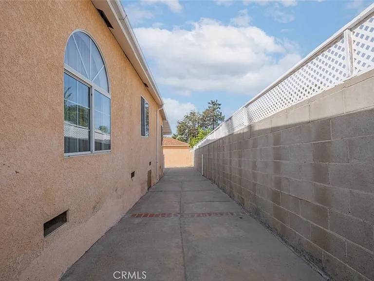 10407 McClemont Ave — Photo 15