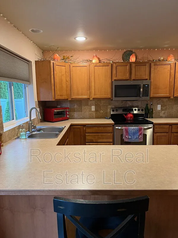 3 bed, 2.5 bath, 2767 sqft, $2,800 — Photo 3