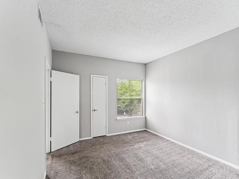 Waterford Creek Apartments — Photo 14
