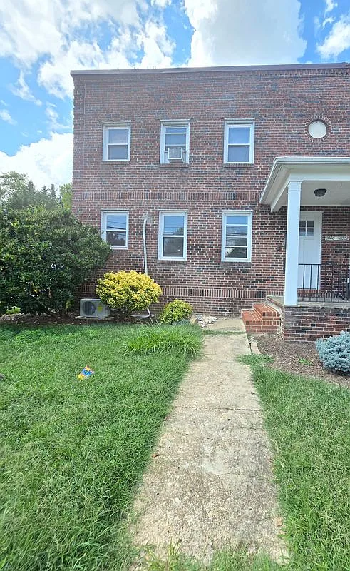 2 bed, 1.0 bath, 875 sqft, $1,700 — Photo 1