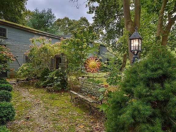 3rd image of 13 Great Neck Rd