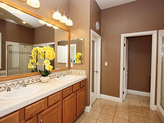 5th image of 580 Hildebrand Cir