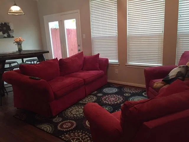 3 bed, 2.5 bath, 1400 sqft, $2,200 — Photo 3