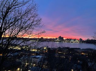 8 Old Wood Rd, Edgewater, NJ 07020