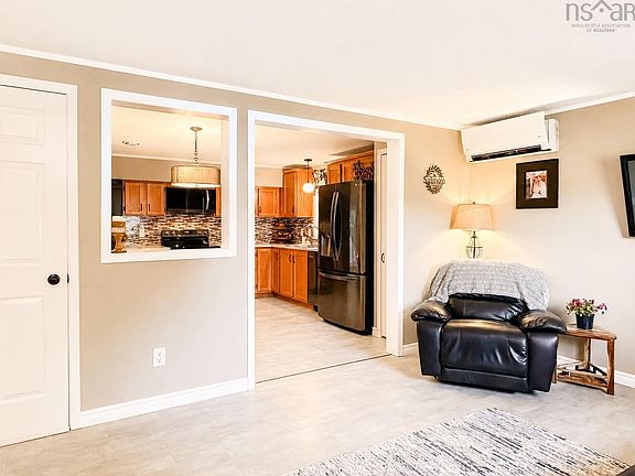 4th image of 30 Pleasant St