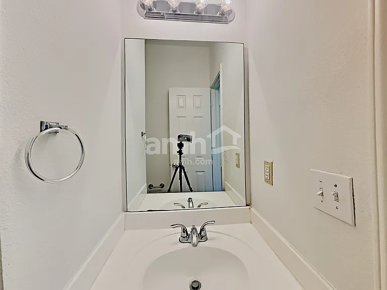 2915 Encino Riv — Photo 10