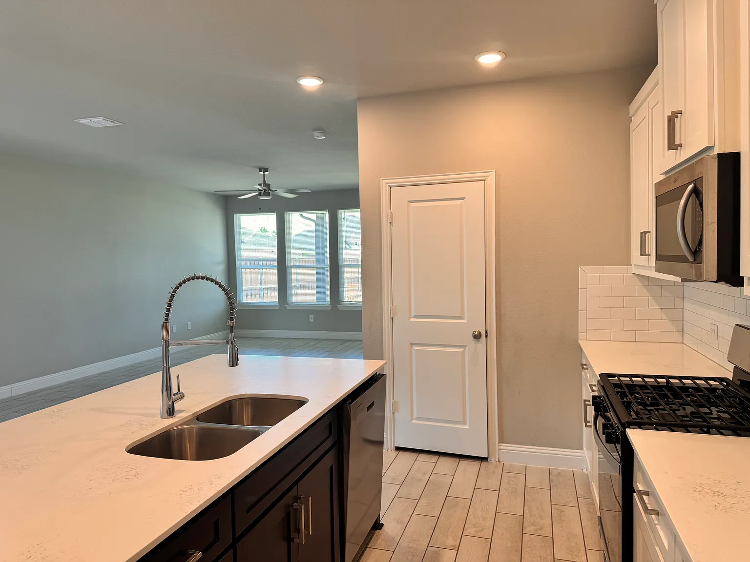 4 bed, 2280 sqft, $2,299 — Photo 4