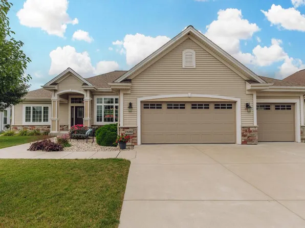 21680 North Weather Edge CIRCLE, Lannon, WI 53046