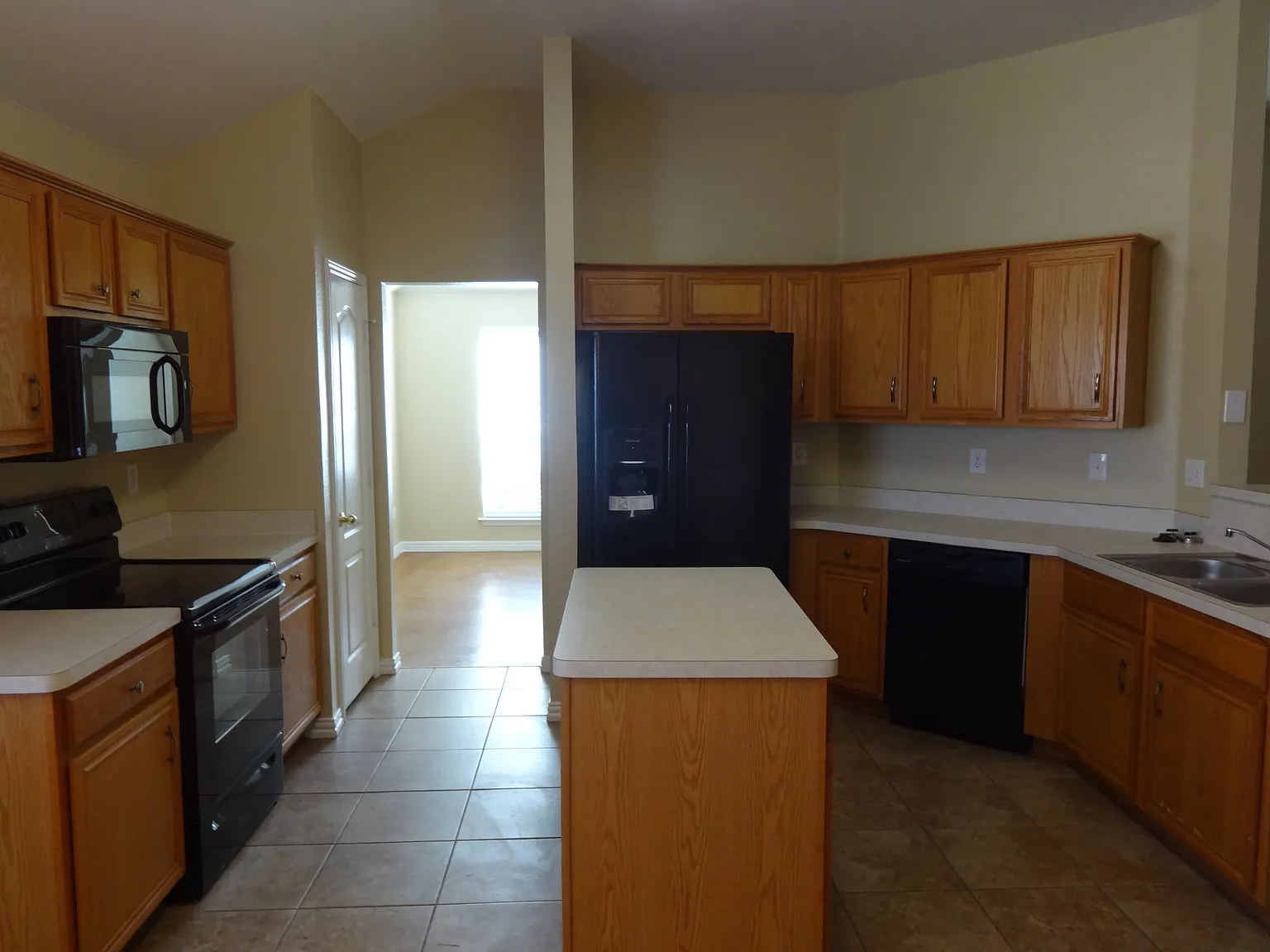4 bed, 2.0 bath, 1923 sqft, $2,350 — Photo 2