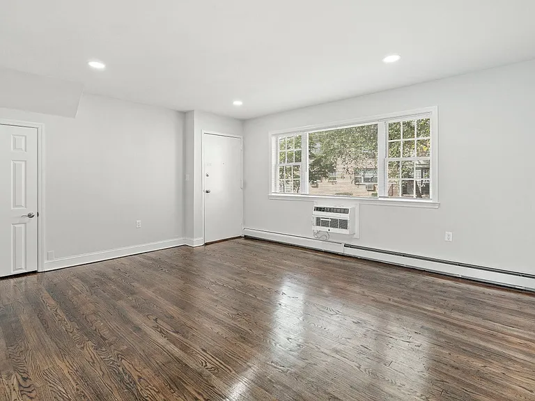 Riverview Manor Apartments — Photo 7