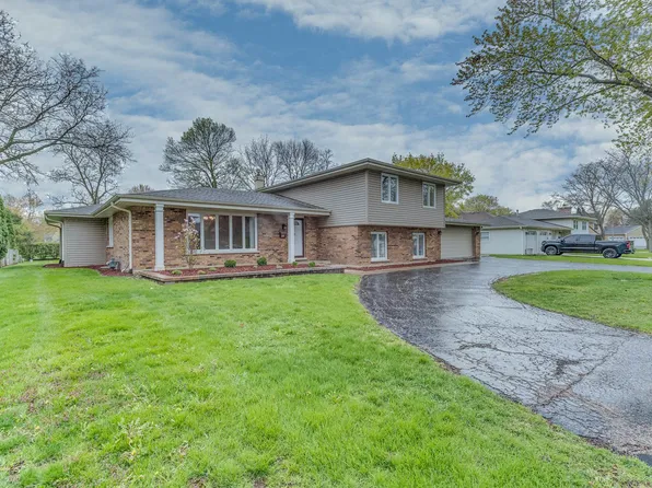 1511 Allen Ln, St Charles, IL 60174