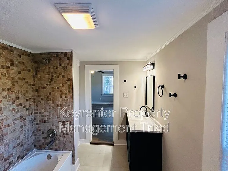 5087 Meadowbrook Dr — Photo 4