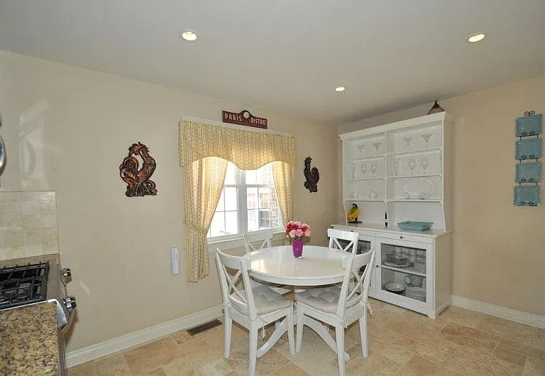 73 New England Ave — Photo 5